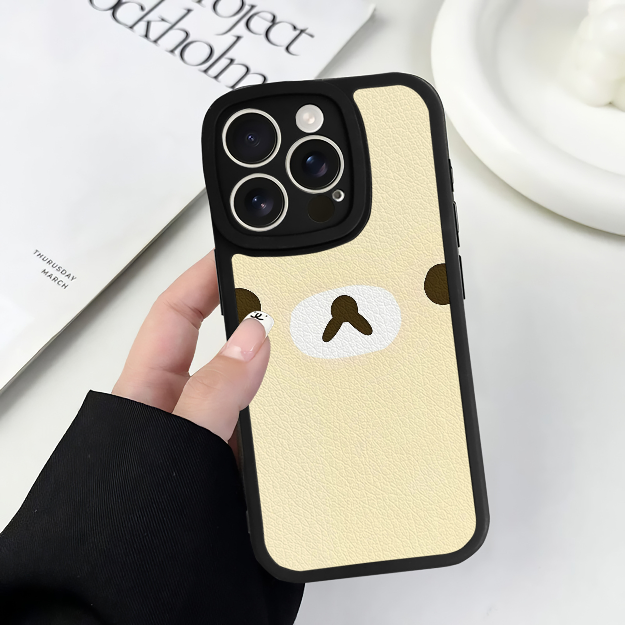 （画像用） リラックマ リラックマ キイロイトリ Rilakkuma Korilakkuma Kiiroitori 【iPhone 16シリーズ対応】シリコンスマホケース（レザー調） 材質：シリコン